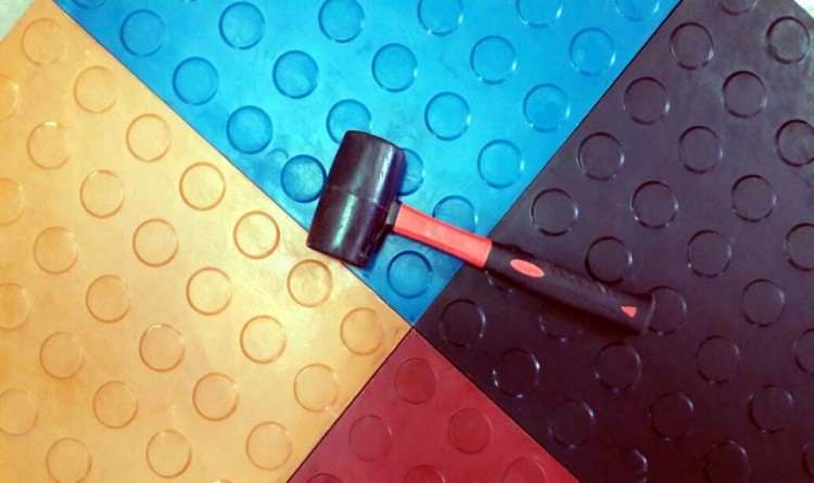 Сборное цветное резиновое напольное покрытие